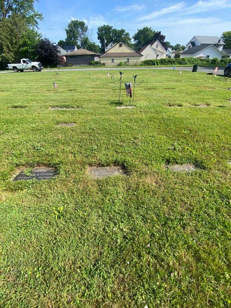 Cindy M. Baunee's grave. Photo 1