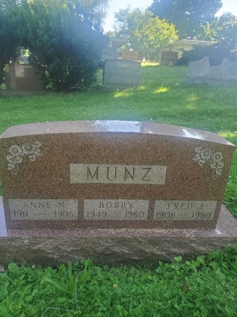 Frederick "Fred" Munz's grave. Photo 3