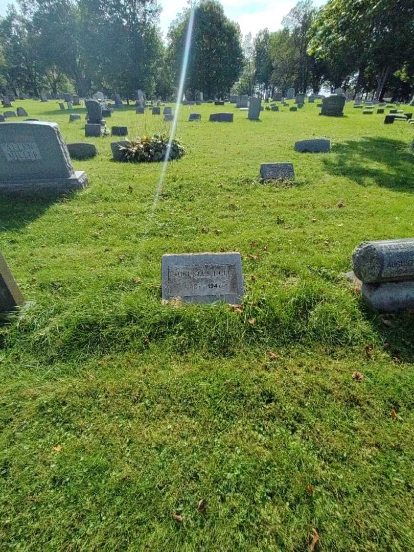 Augusta Sauter Hull's grave. Photo 1