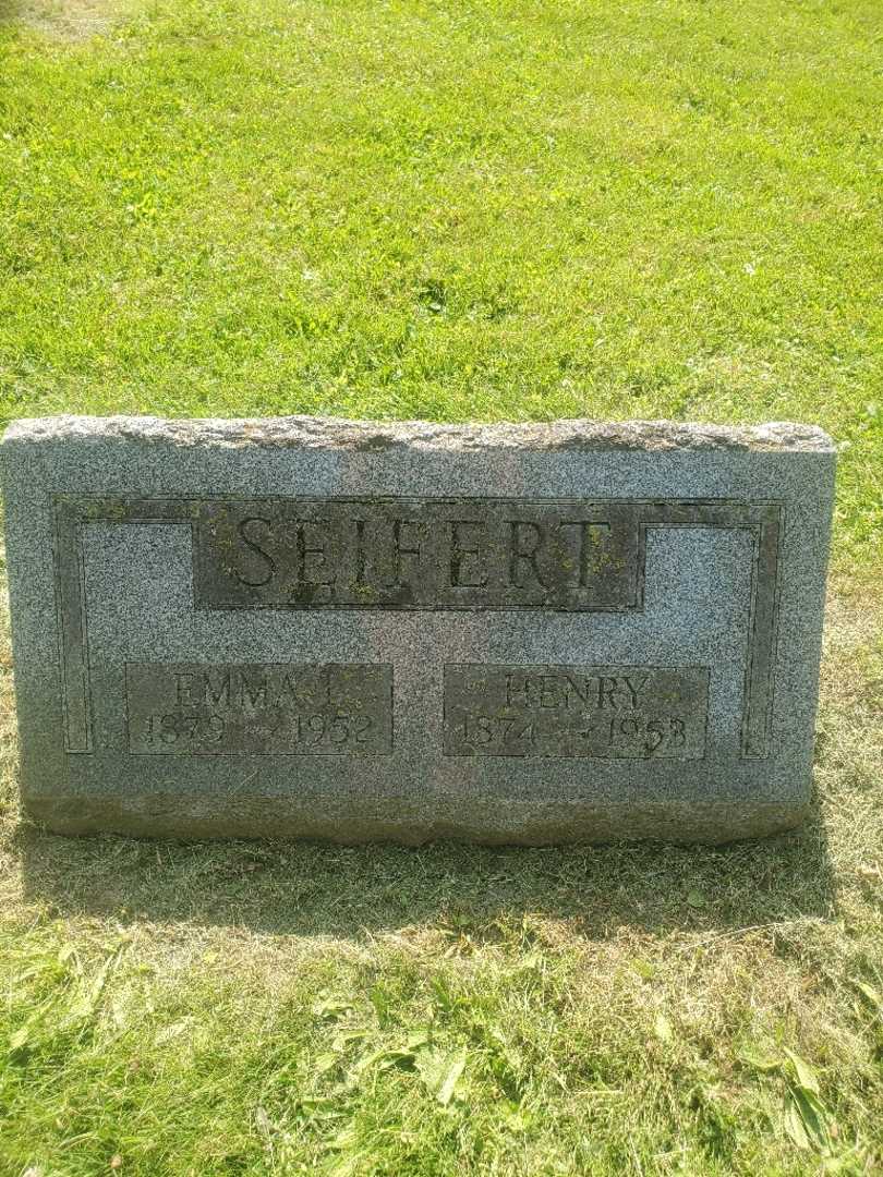 Emma L. Seifert's grave. Photo 3