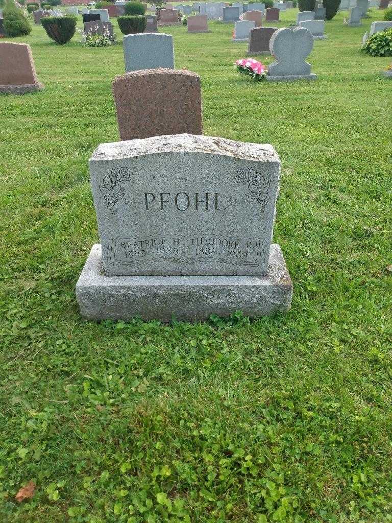 Beatrice H. Pfohl's grave. Photo 1