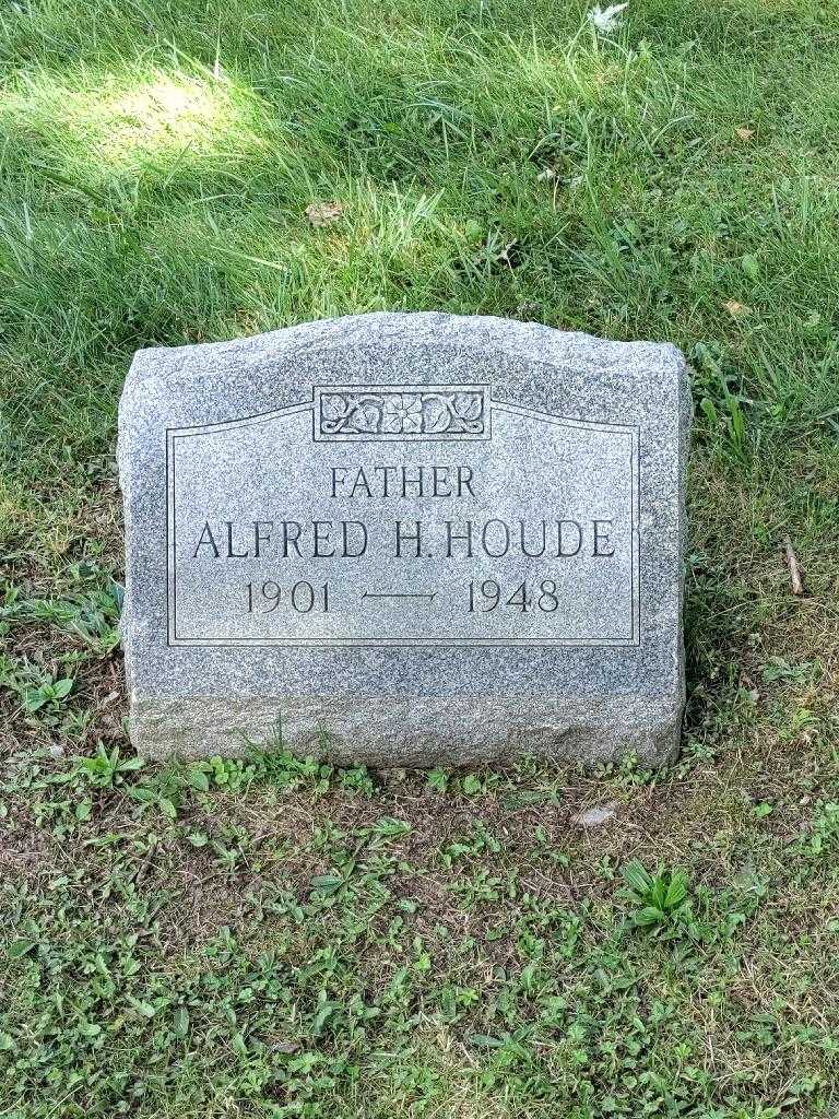 Alfred H. Houde's grave. Photo 4