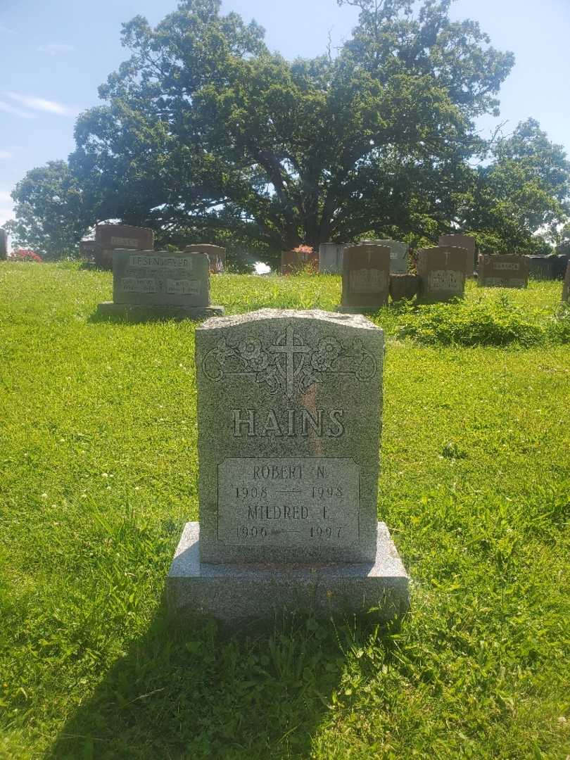 Robert N. Hains's grave. Photo 2