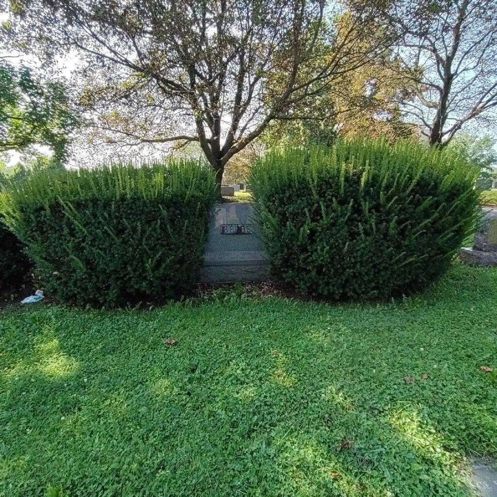 Ernest L. Beebe's grave. Photo 2