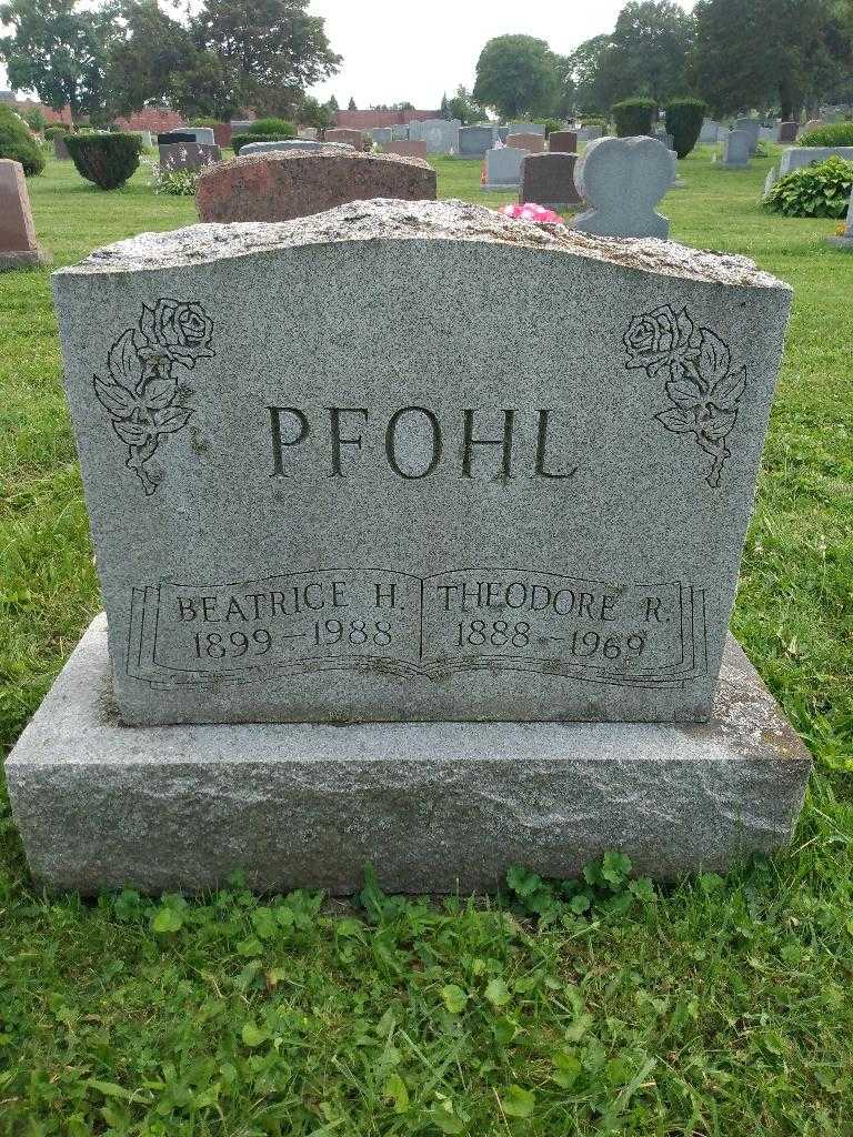 Beatrice H. Pfohl's grave. Photo 2