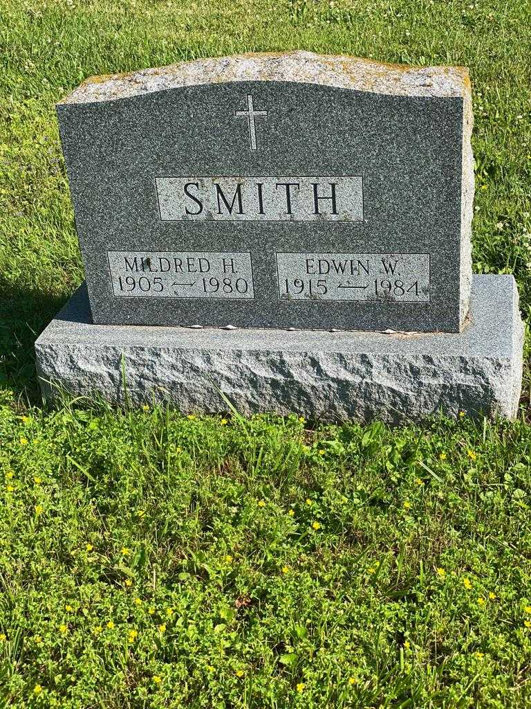 Mildred H. Smith's grave. Photo 3