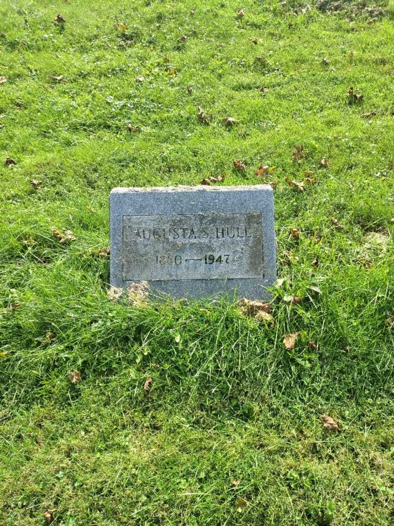 Augusta Sauter Hull's grave. Photo 2