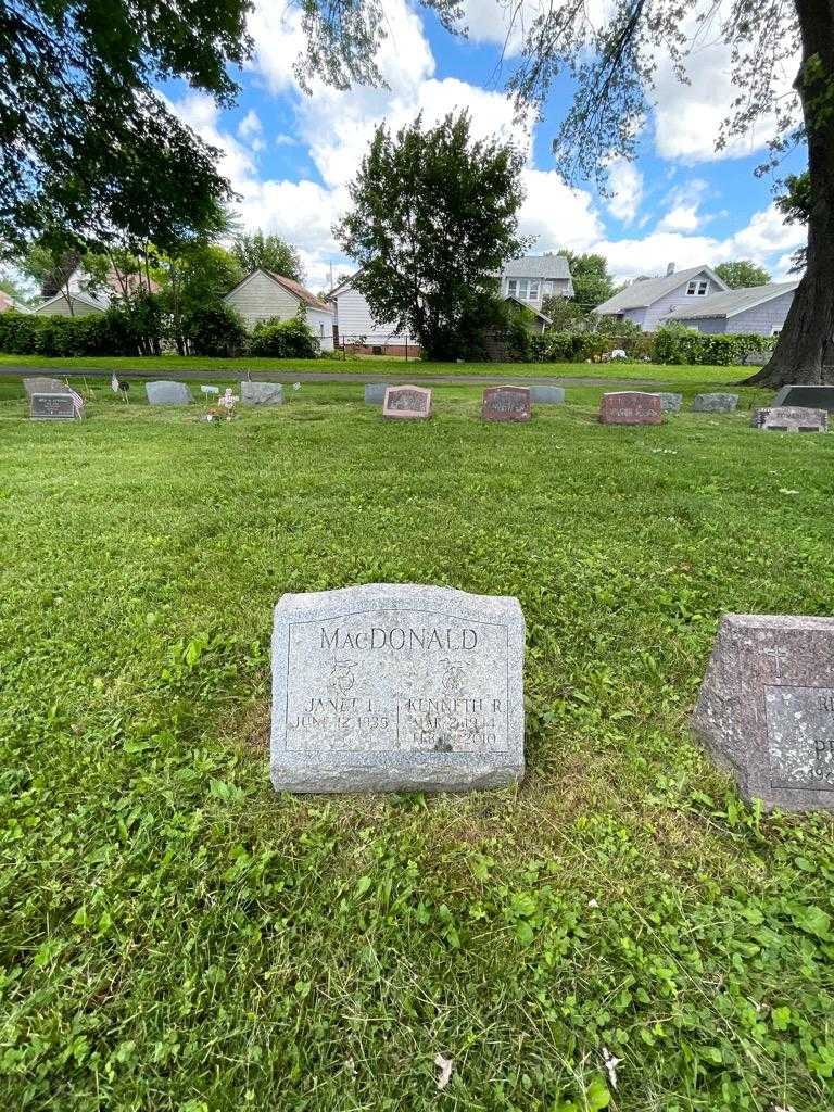 Kenneth R. Macdonald's grave. Photo 1