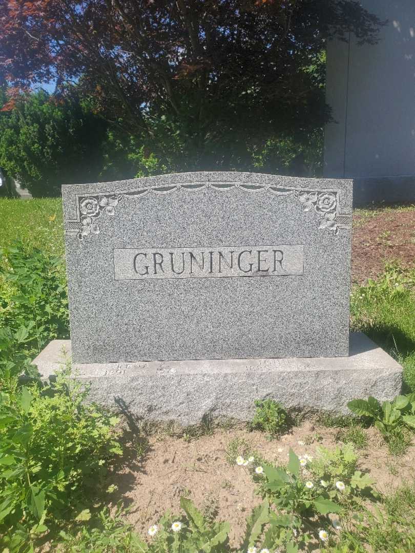 Rena K. Gruninger's grave. Photo 1