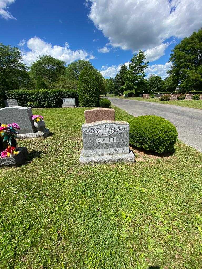 Erna A. Swift's grave. Photo 1