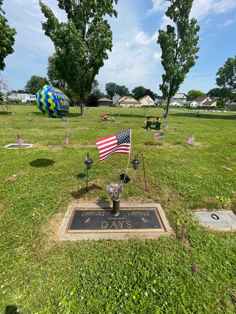 Romie L. Days Senior's grave. Photo 1