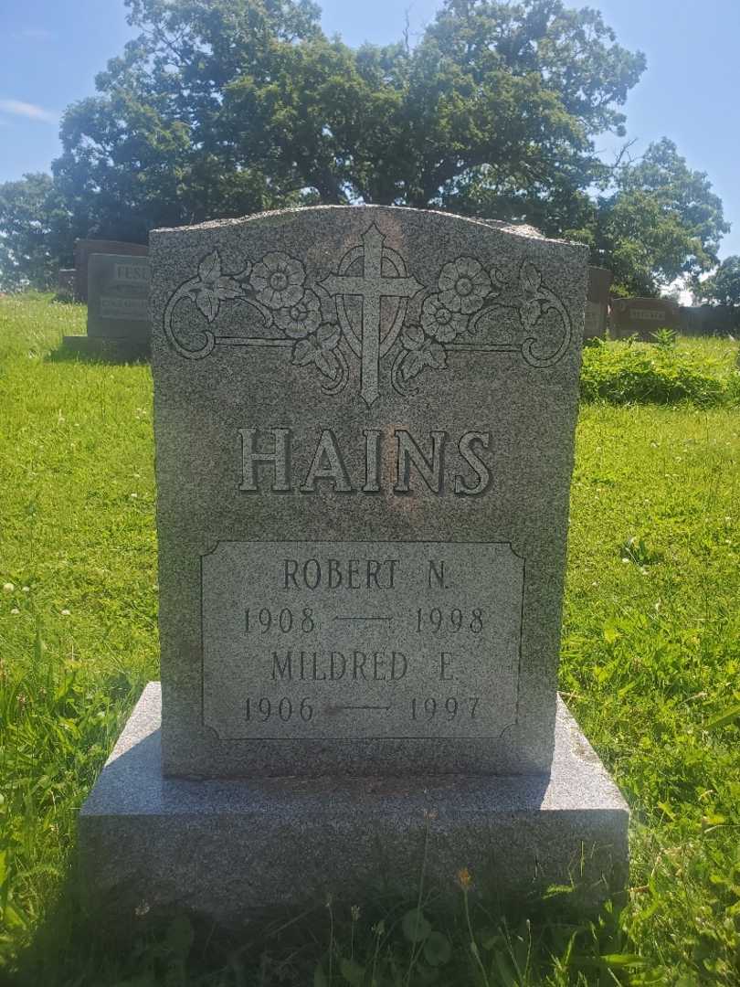 Robert N. Hains's grave. Photo 3