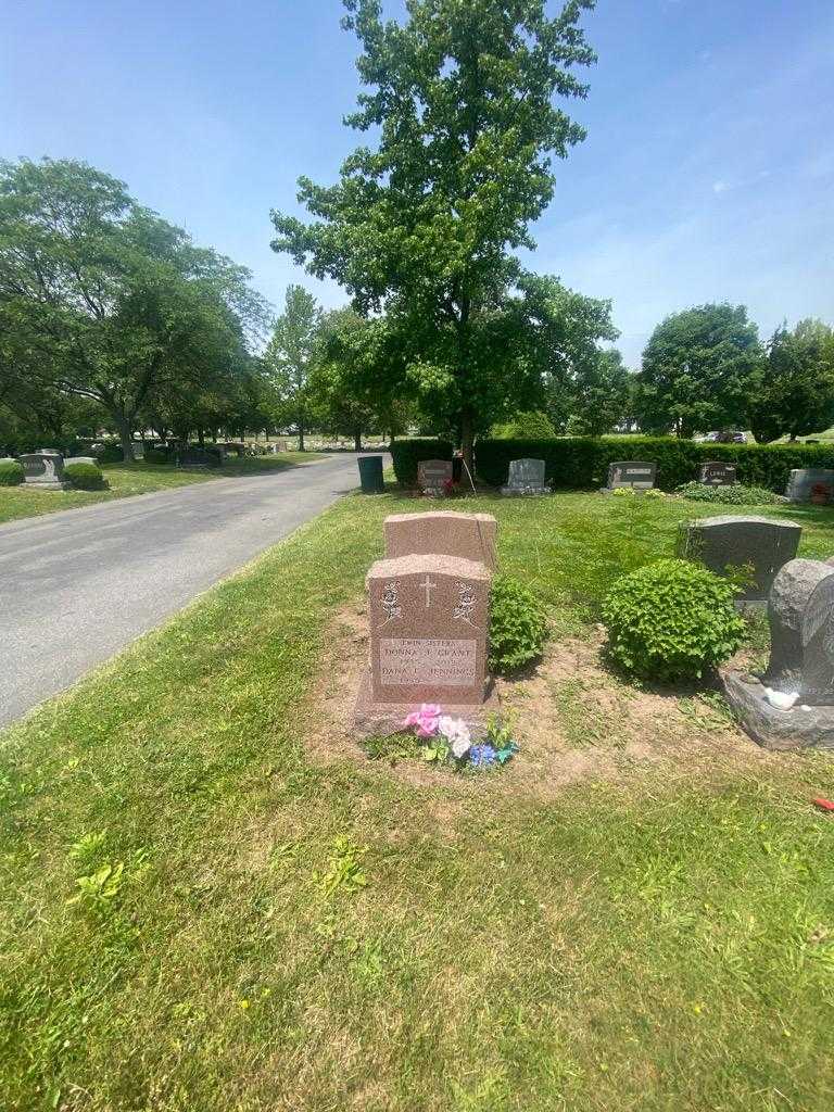 Donna J. Grant's grave. Photo 1