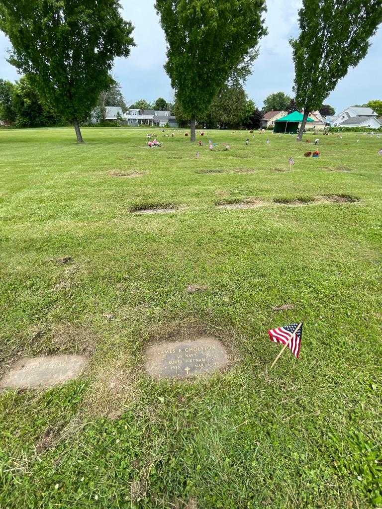 James E. Gholston's grave. Photo 1