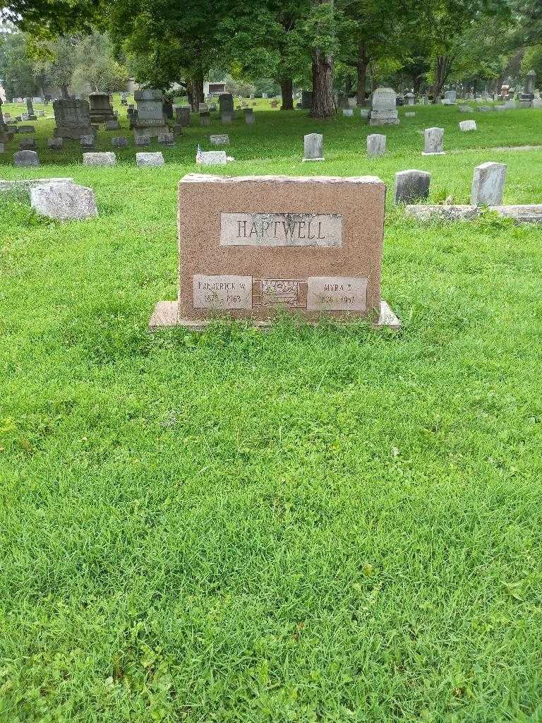 Lina Gates's grave. Photo 1