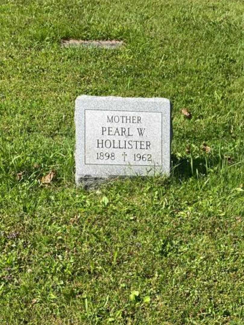 Pearl W. Hollister's grave. Photo 3