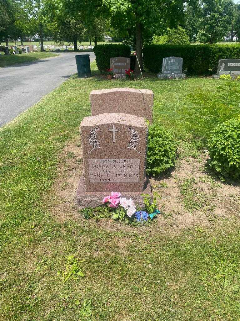 Donna J. Grant's grave. Photo 2