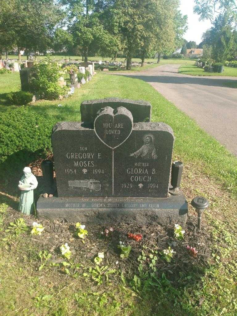 Gloria B. Couch's grave. Photo 1