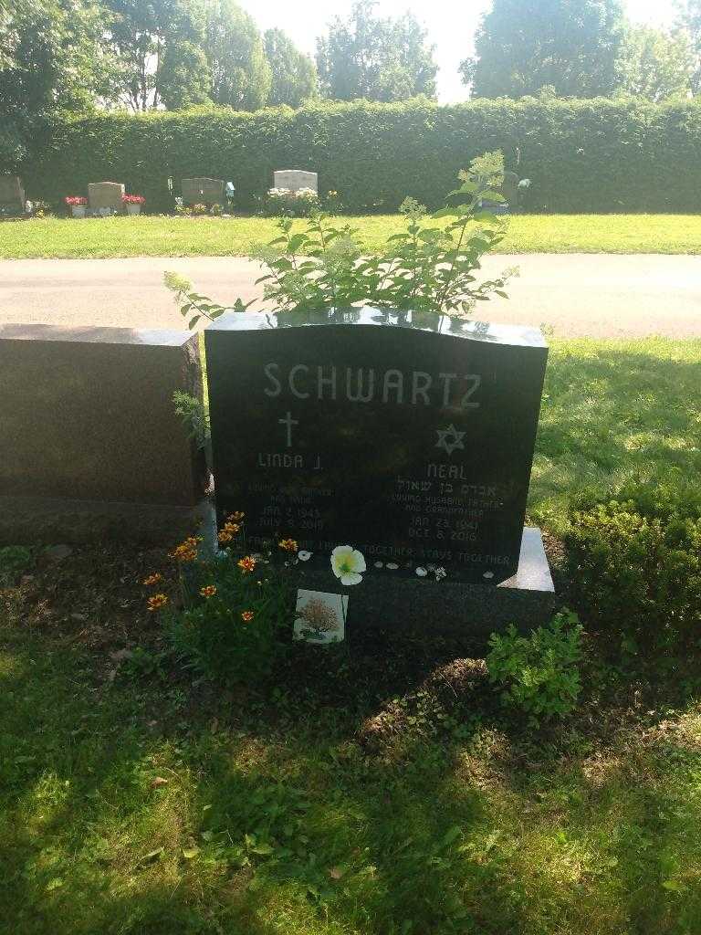 Linda J. Schwartz's grave. Photo 1