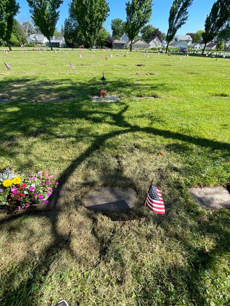 Archie Loomis's grave. Photo 1