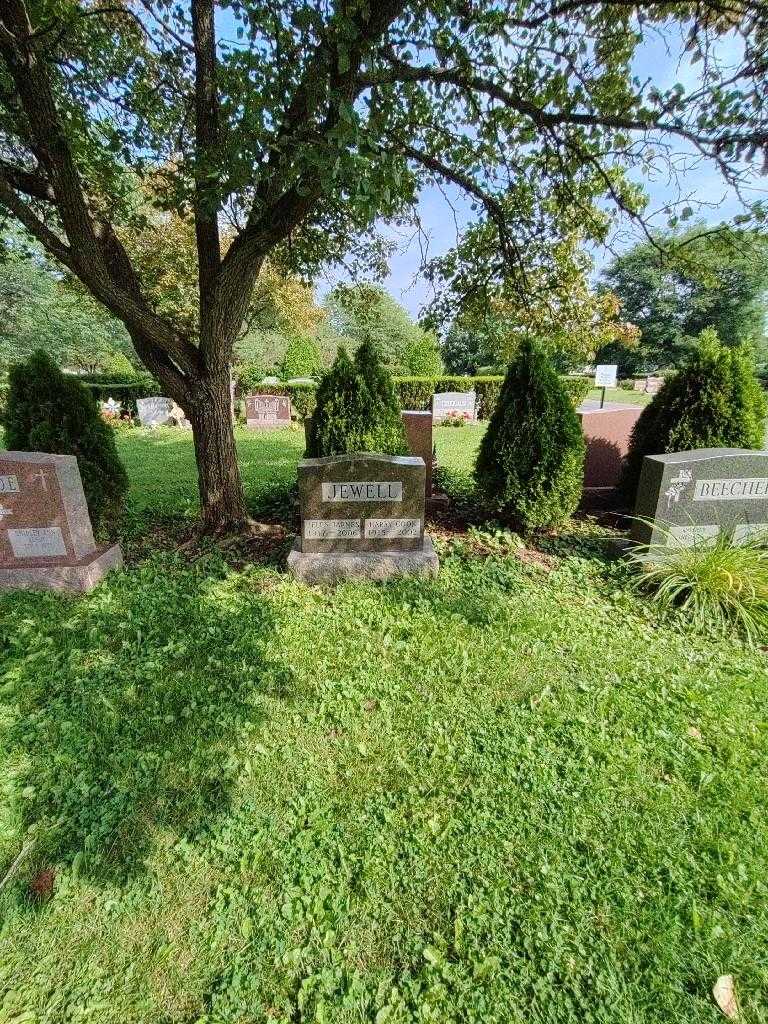 Helen Barnes Jewell's grave. Photo 1