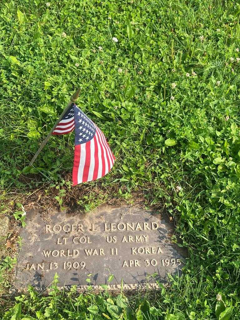 Roger L. Leonard's grave. Photo 4