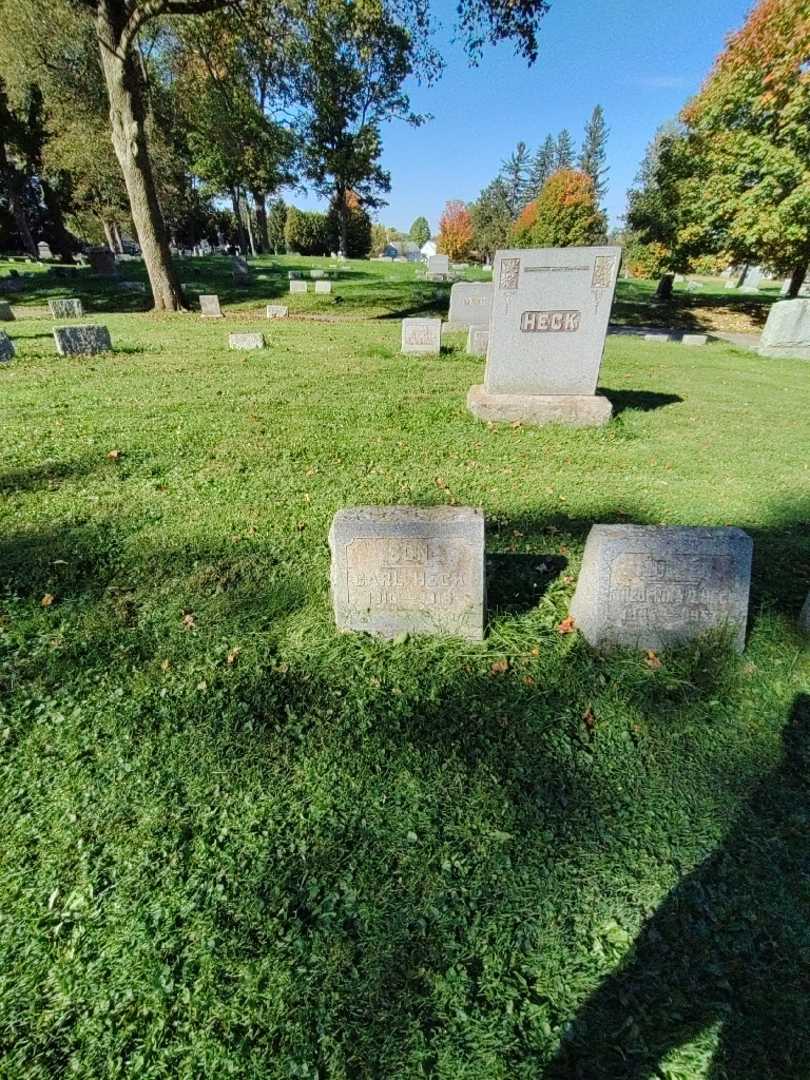 Carl C. Heck's grave. Photo 1