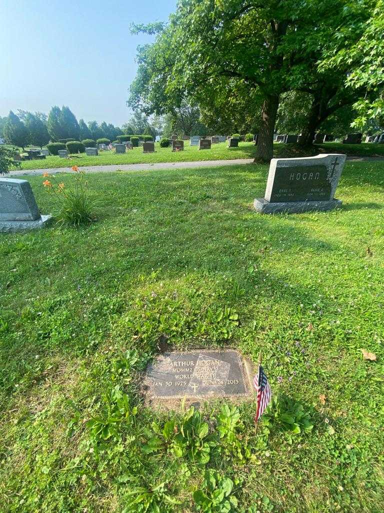 Arthur Hogan's grave. Photo 1