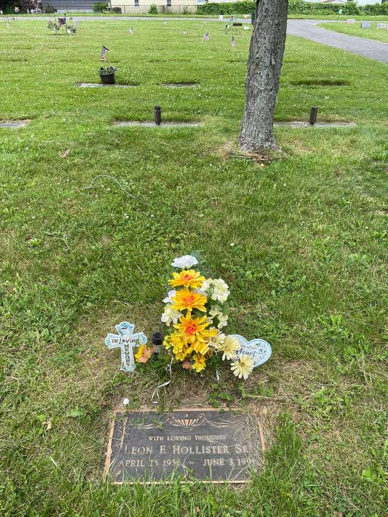 Leon E. Hollister Senior's grave. Photo 2