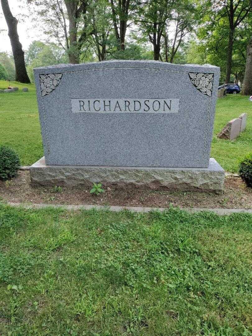Ernest W. Richardson's grave. Photo 4