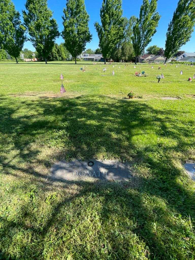 John W. Donath Senior's grave. Photo 2