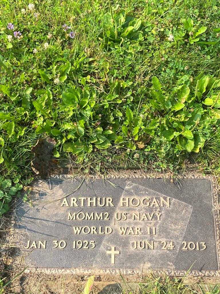 Arthur Hogan's grave. Photo 3