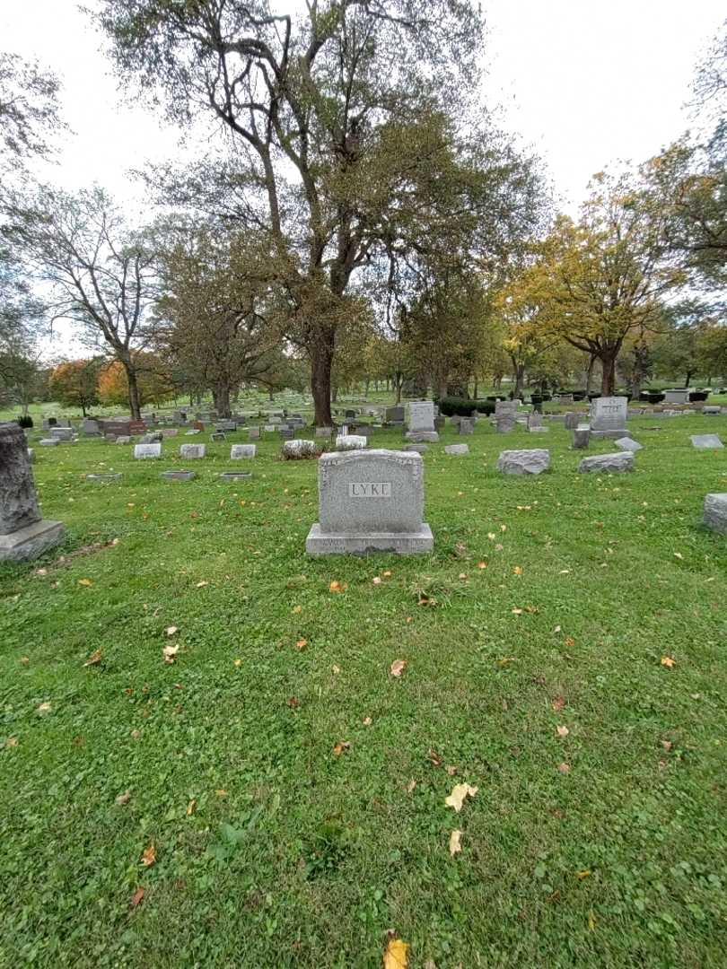 Vida J. Lyke's grave. Photo 1