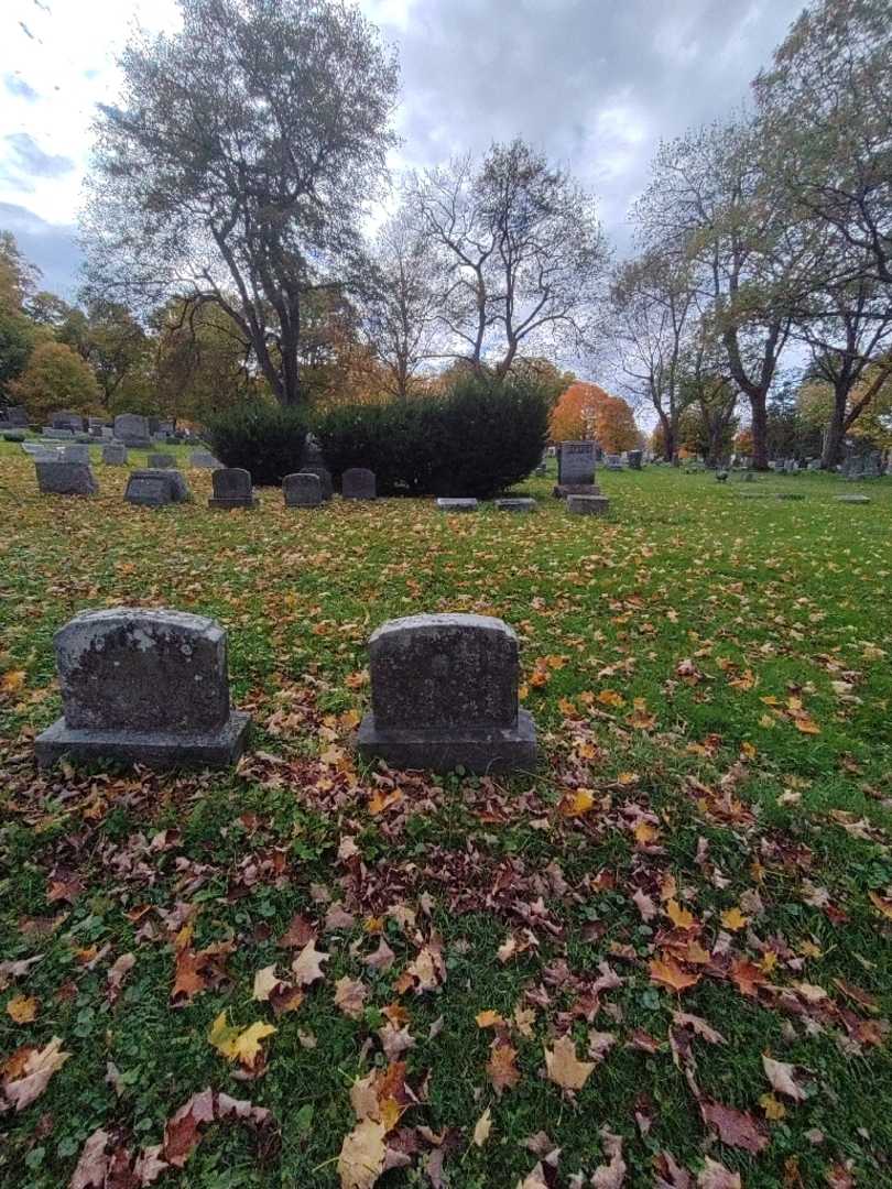 Minnie Mae Oberle's grave. Photo 1