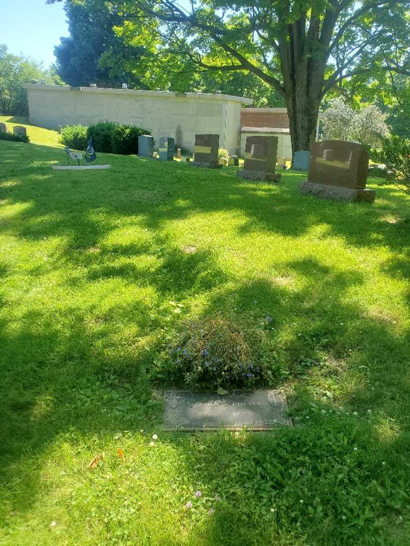 Vernia Phelix Eager's grave. Photo 1