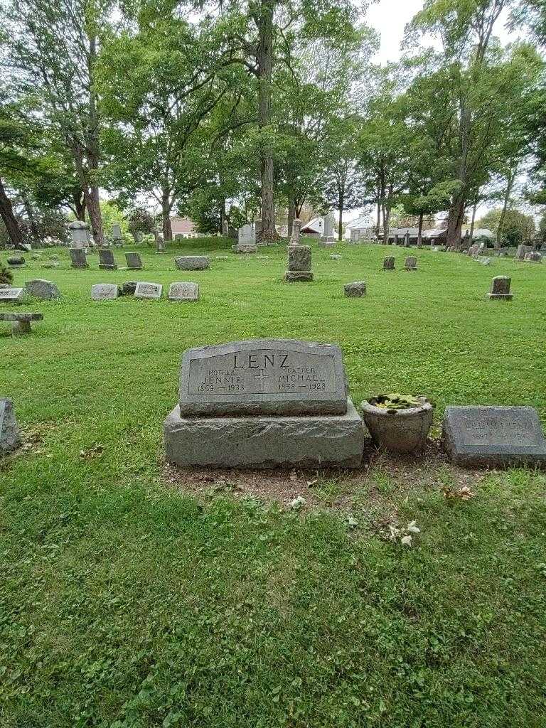 Jennie Lenz's grave. Photo 1