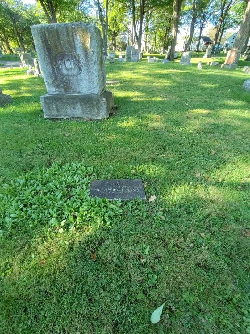 Victoria E. Fox's grave. Photo 1