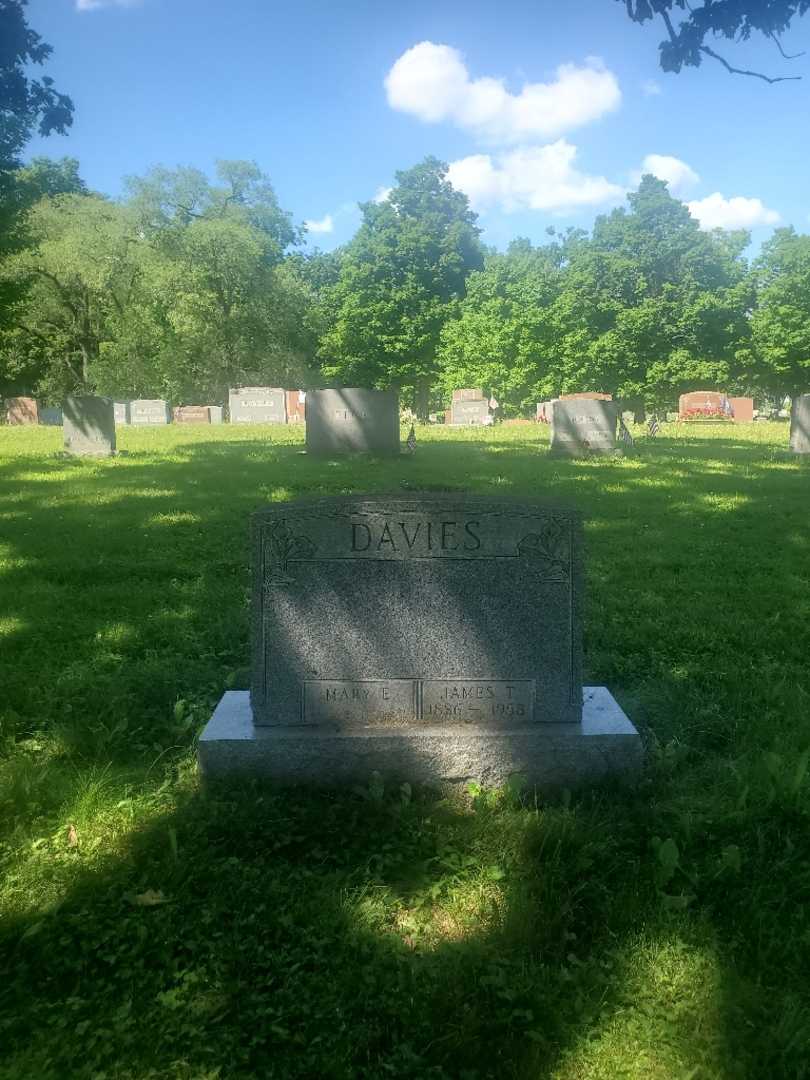 Mary E. Davies's grave. Photo 2