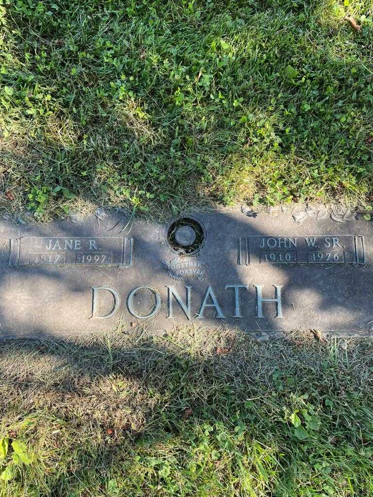 John W. Donath Senior's grave. Photo 1