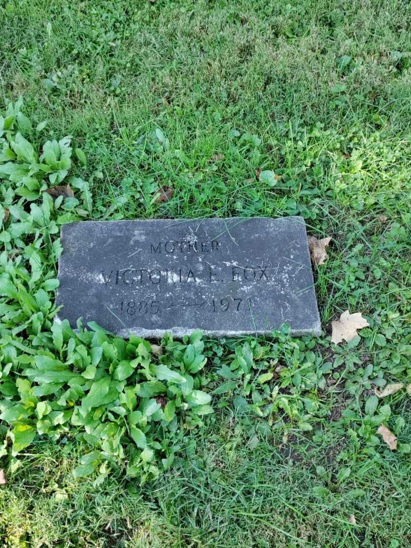 Victoria E. Fox's grave. Photo 2