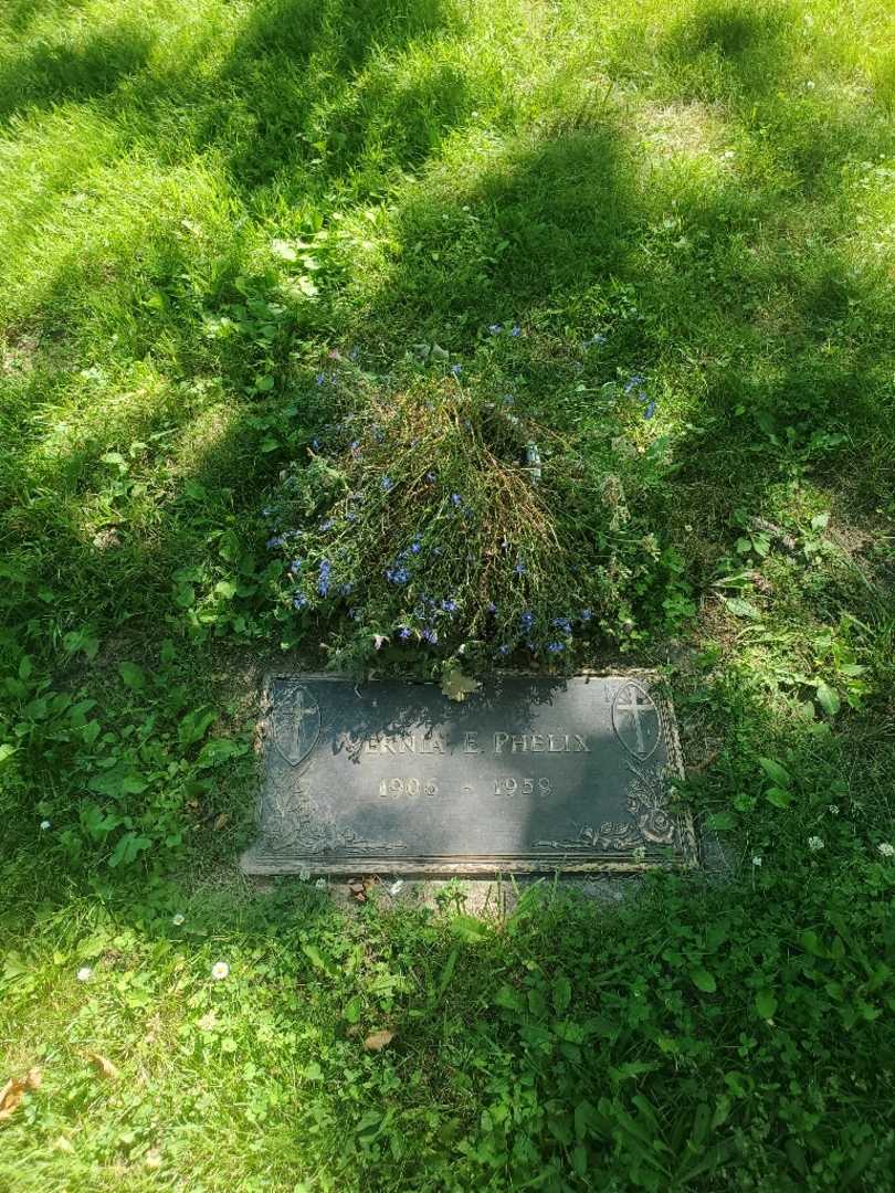 Vernia Phelix Eager's grave. Photo 2