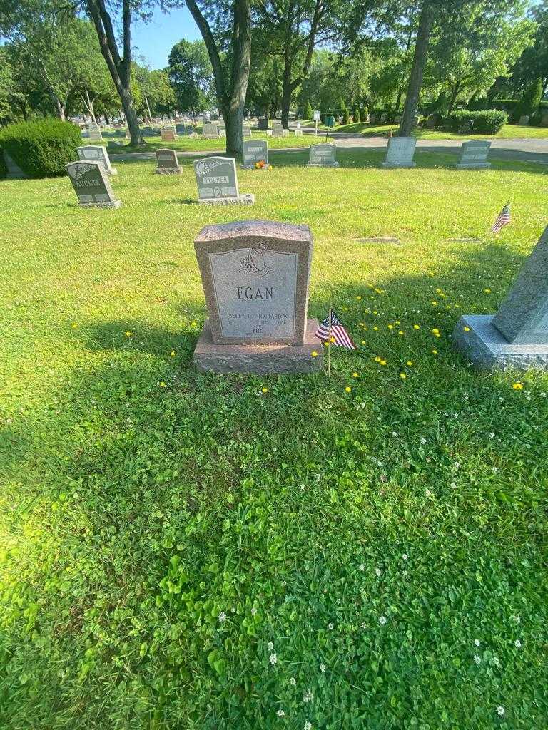 Betty Lou Egan's grave. Photo 2