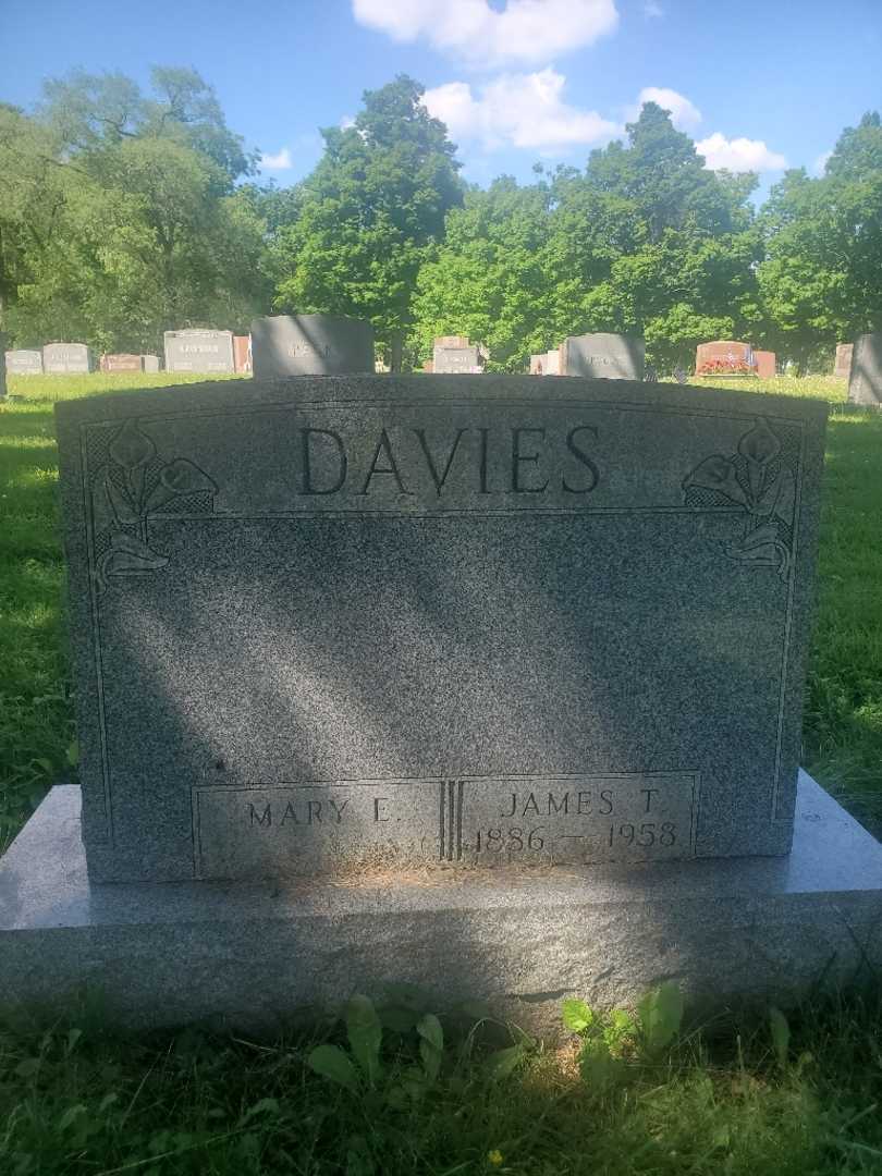 Mary E. Davies's grave. Photo 3