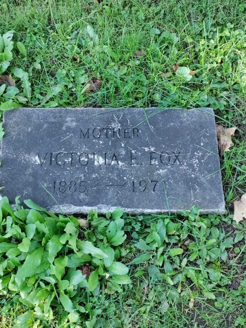 Victoria E. Fox's grave. Photo 3