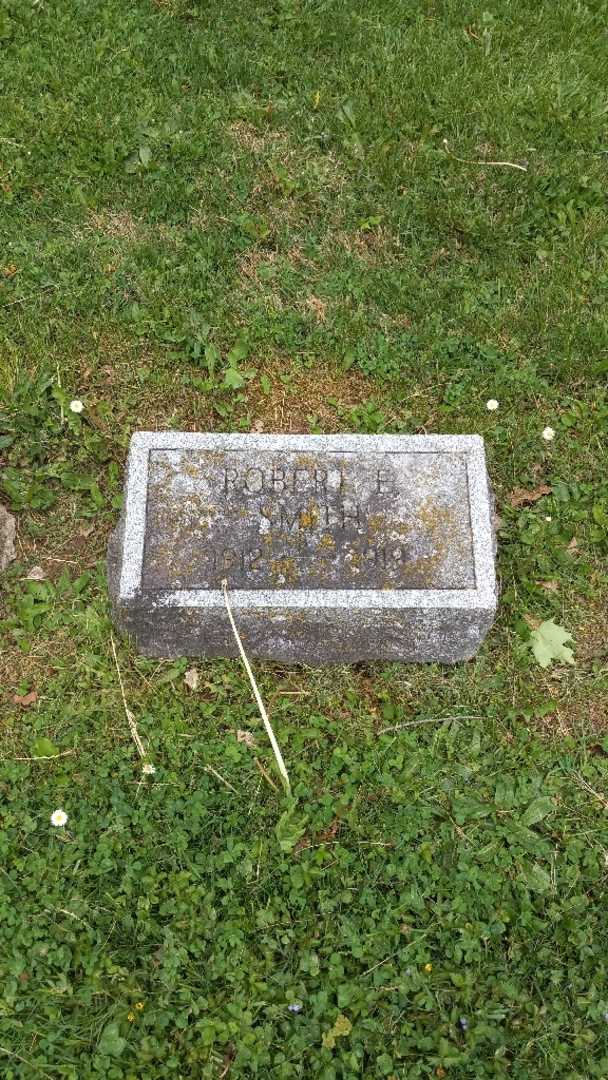 Robert E. Smith's grave. Photo 3