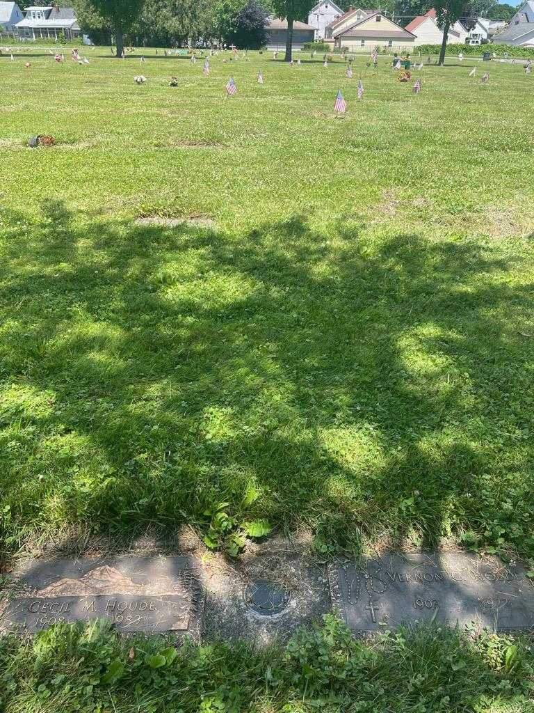 Cecil M. Houde's grave. Photo 2