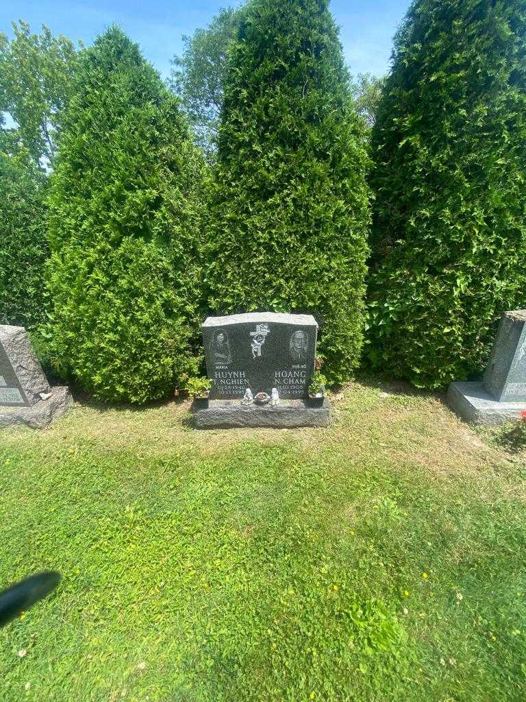 Cham N. Hoang's grave. Photo 1