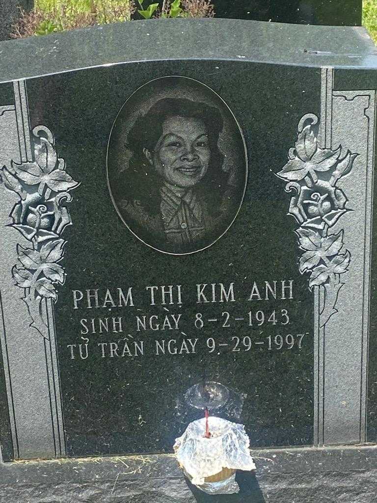 Kim Anh Thi Pham's grave. Photo 3