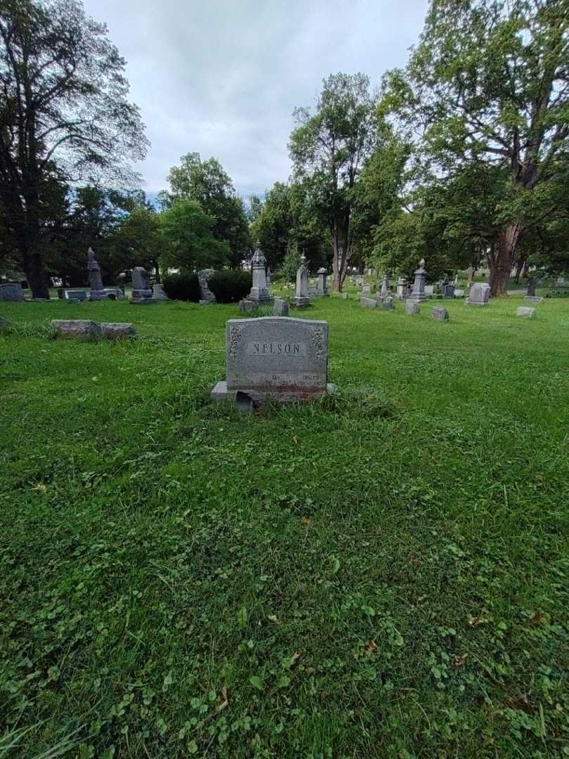 Ruth Nelson's grave. Photo 1