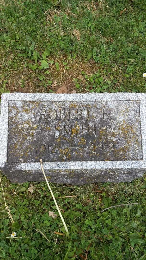 Robert E. Smith's grave. Photo 3